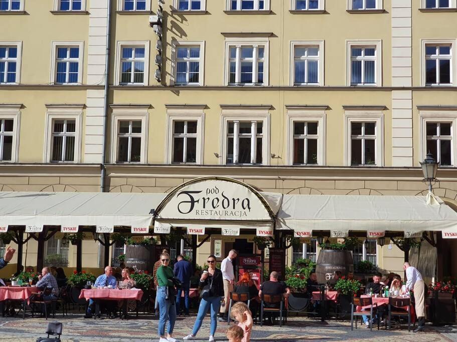 Rynek Pod Fredra Apartment *